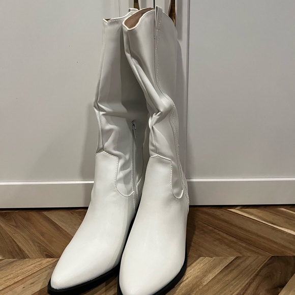 NIB white boots by Chase and Chloe 8.5 synthetic and Cute! - Picture 2 of 16